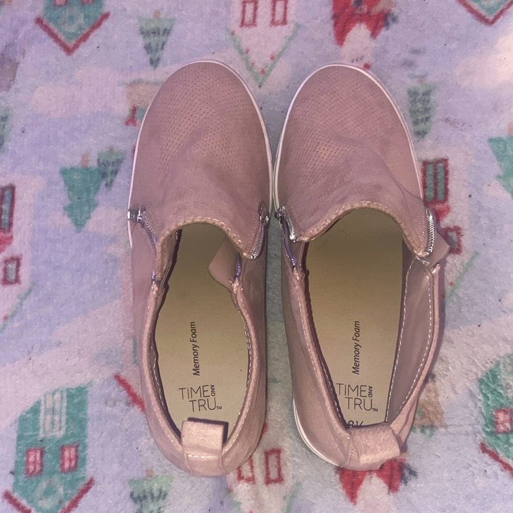 8 1/2 Time & Tru Memory Foam Heeled Shoes 🥰.